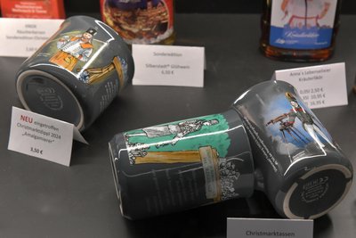 Dippl und normale Tassen beinhalten in Freiberg das saisonale Zuckergetränk.