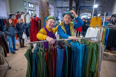 Heinz-Ulrich König (links) und Tilman Schwarberg aus Berlin präsentieren farbenfrohe Mode aus Naturmaterialen.