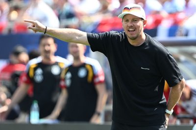 Julian Nagelsmann gibt Anweisungen bei der WM-Generalprobe der Nationalmannschaft.