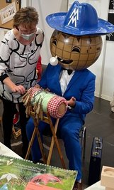 Das Maskottchen der Messe ließ sich von Steffi Schneider (l.) in die Grundschläge des Klöppelns einweisen.