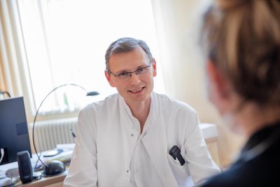 Dr. med. Andreas Glänzel ist Chefarzt der Inneren Klinik I in Stollberg.
