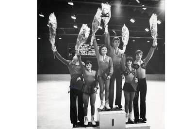 Sabine Baeß und Tassilo Thierbach auf dem Siegerpodet nach ihrem Erfolg beim Pokal der Blauen Schwerter. Links neben ihnen die Zweitplatzierten, Cornelia Haufe und Karsten Bellmann (SC Einheit Dresden). Rechts die Dritten, Jelena Wasjukowa und Alexej Pogodin (UdSSR).
