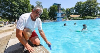 Im Naturbad Hartmannsdorf gibts die große Erfrischung. Das Thermometer von Schwimmmeister Torsten Heymann zeigte am Mittag noch unter 21 Grad.
