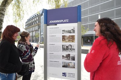 Am Johannisplatz in Chemnitz wurde eine neue Informationstafel aufgestellt, die die Besucher über die Vergangenheit des Platzes informieren soll.