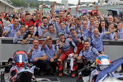 Das Bild des Wochenendes: Die beiden Marquez-Brüder feiern ihr Podium. Die 93 holte elf Plätze auf. Was nur mit einer besseren Startposition möglich gewesen wäre.