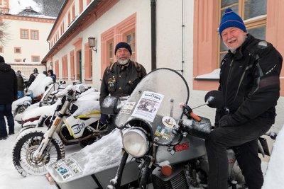 Für den Leipziger Claus Hüne (vorn) und Claus Uhlmann aus Dorfchemnitz ist und bleibt das Augustusburger Wintertreffen ein Muss.