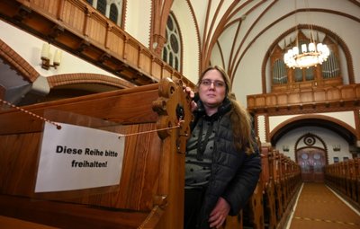 Wie bereits im vergangenen Jahr (Foto), muss Pfarrerin Christiane Zitzkat die Gottesdienste zur Weihnacht in der Rußdorfer Lutherkirche erneut unter Coronabedingungen abhalten. 
