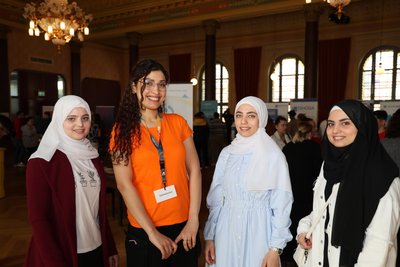 Maryam Alboshbeeb (2.v.l.) mit den Besuchern der Messe Nawal, Fatima und Dina (v.l.n.r).