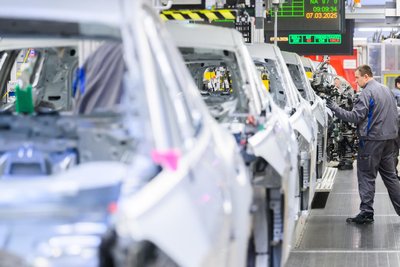 Mitarbeiter arbeiten im VW-Stammwerk im Karosseriebau an den VW-Modellen Tayron und Tiguan.