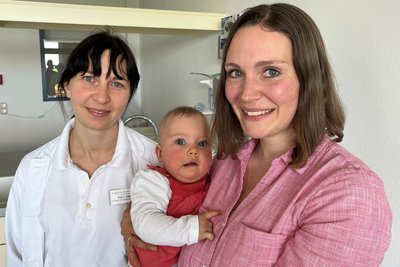Julia Uhlmann mit Tochter Henriette und Linda Kaden, diensthabende Ärztin bei der dramatischen Rettungsaktion vor einem Jahr im Erzgebirgsklinikum.