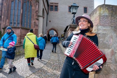 Sängerin Linda Trillhaase sorgte für die passende Musik beim Kunsthandwerkermarkt auf Schloss Rochlitz.