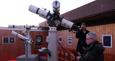 Während Vereins-Chef Gerhard Lehmann das Steuerpult bedient, um das Starfire-Teleskop präzise auszurichten, wirft Andrea Salevski vom Förderverein der Sternwarte einen Blick durch das größte Drebacher Linsenfernrohr. 