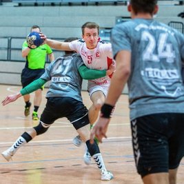 Kevin Model (am Ball, Foto aus einem Spiel im Dezember) netzte am Sonntag in Leipzig zehnmal für den HC Einheit Plauen ein. Für die Vogtländer war es der 19. Sieg im 19. Saisonspiel der Handball-Sachsenliga.