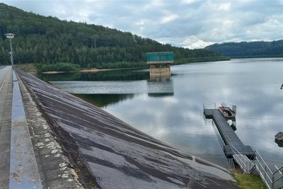 Die Sanierung der Talsperre Lichtenberg steht bevor. Deshalb wird der Wasserspiegel bereits abgesenkt - im Hochwasserfall ein Vorteil, denn es steht aktuell mehr Stauraum zur Verfügung.