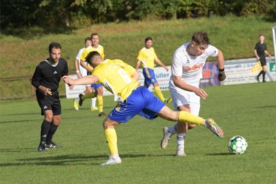 Nick Krämer von Lok Zwickau (hier rechts im Bild in der Partie der Vorsaison gegen Mülsen in der Landesklasse) traf am Samstag bei Motor Marienberg aus 23 Metern zum vorübergehenden 1:2.