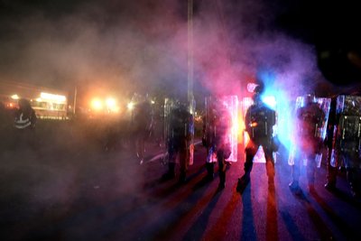 Polizisten wehren sich gegen ICE-Demonstranten.