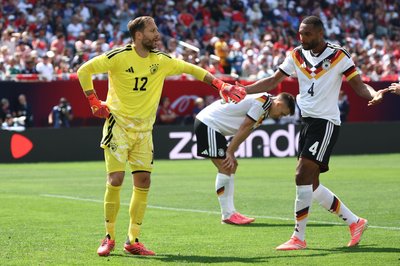 Oliver Baumann und Jonathan Tah klatschen sich im Spiel gegen die USA ab. 