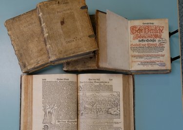 Restaurierte Bände der Hans-Sachs-Ausgabe und das Buch "Heydenweldt".