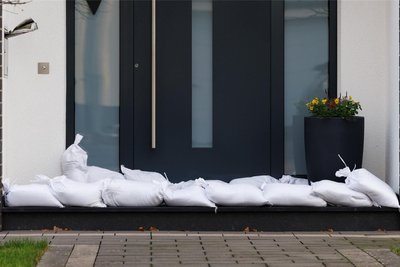 Angesichts des angesagten Starkregens mit Überschwemmungspotenzial sind die Bürger für Schutzmaßnahmen zunächst selbst verantwortlich. Sandsäcke vor Fenstern und Türen zählen dazu.