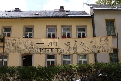 Da geht's lang: Mit solchen Wegweisern wird für das Altstadtfest in Johanngeorgenstadt geworben.