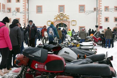 Diesmal dauerte es bis zum Mittag, ehe reger Betrieb im Schlosshof herrschte.