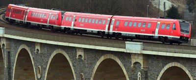 Ein Neigetechnikzug der Bahn auf dem Weg nach Leipzig. Diese Züge sind klimatisiert. Ob sie eine Zukunft auf der Linie haben, ist fraglich.