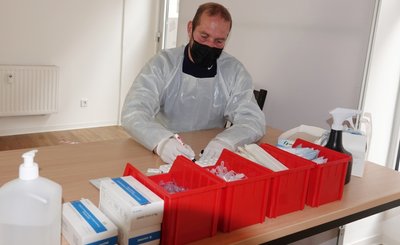 Seit die Antigen-Schnelltests nicht mehr für alle kostenlos sind, ist ihre Zahl stark zurückgegangen. Mitarbeiter Marco Ehrig wartet in der Teststelle im Zwickauer Zentrum auf Kundschaft. 