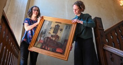 Es werden auch Bilder der malenden Gräfin Katharina von Einsiedel gezeigt. Barbara Wiegand-Stempel (links) und Henriette Lenk vom Eschemuseum bei Vorbereitungen auf die Ausstellung.