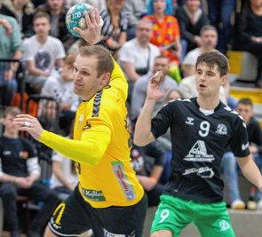 van Kucharik (am Ball) zieht hier an Andrej Filippov vorbei und hebt zum Torschuss ab. Insgesamt traf er sechsmal für Oberlosa.
