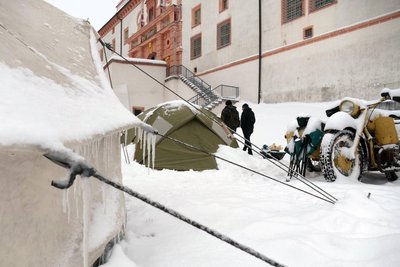 Trotz Minusgraden und Schneefall zelteten etwa 40 Biker an der Schlossmauer.