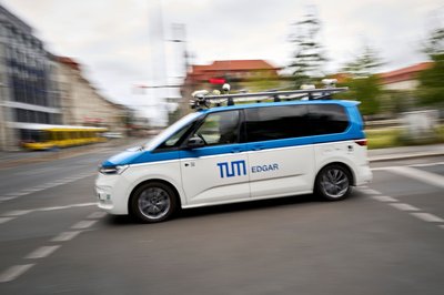 Unterwegs auf Prüfungsfahrt: Ein autonomes Fahrzeug - hier ein Forschungswagen der Technischen Universität München - bewegt sich im Berliner Straßenverkehr. 