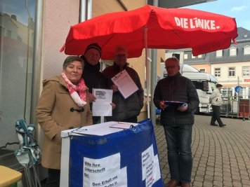 Lothar Kühn (r.), Vorsitzender des Linken-Ortsverbandes Zschopau und Umgebung, und Norbert Staffa (2. v. r.) mit weiteren Mitgliedern bei der Unterschriftensammlung gegen die Voith-Schließung.