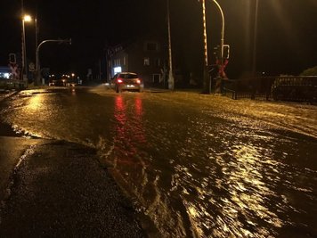 Der Kreuzungsbereich an der B101 in Pockau-Lengefeld stand fast komplett unter Wasser. 