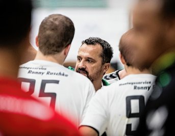Geschlossen zum nächsten Heimsieg: HSG-Cheftrainer Trainer Jiri Tancos baut nach der bitteren 23:27-Niederlage bei der SG Pirna/Heidenau auf den Teamgeist seiner Mannschaft. 