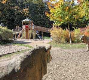 Der Spielplatz ist neben der Parkeisenbahn ein weiterer Anziehungspunkt der Grünanlage im Norden der Stadt.