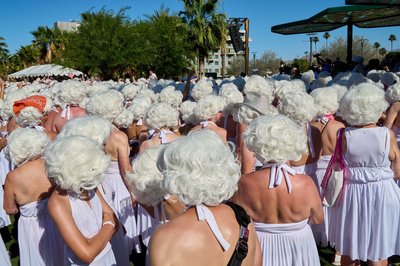 Als Marilyn Monroe verkleidete Teilnehmer versammeln sich in der Innenstadt von Palm Springs.