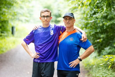 Fynn Thome (18, l.) und sein Vater Martin Thome trainieren gemeinsam in einem Wald bei Lebach für die Special Olympics nationalen Spiele Saarland 2026.