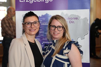 Anja Winand (links) und Katharina Göbel gehören zum Recruiting-Team der Diakonie Erzgebirge.
