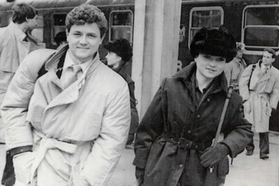 Der zweite Teil der DDR-Olympiamannschaft ist q984 mit einem Sonderzug aus Oberhof auf dem Bahnhof der Olympiastadt Sarajevo eingetroffen. Die Karl-Marx-Städter Sabiene Baeß und Tassilo Thierbach hoffen im Kampf um die Medaillen weit vorn zu landen.