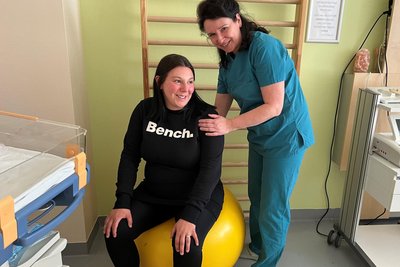 Beate Stöckel (r.) berät Sina Seidel aus Großolbersdorf vor der Geburt ihrer Kindes.
