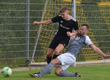 Beim 2:1-Sieg des Oelsnitzer FC gegen Tirol Dittmannsdorf schenkten sich beide Teams nichts. In dieser Szene setzt Steve Wollmann (r.) zur Grätsche gegen Yanik Köhler an und spitzelt ihm den Ball vom Fuß. 