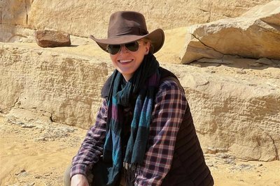 Seit vielen Jahren forscht Dr. Anke Weber im Tal der Könige, hier zu sehen vor Ort mit dem notwendigen Sonnenschutz. 