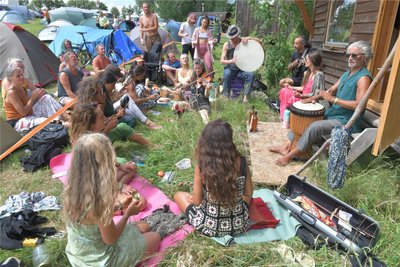 Gemeinsames Musizieren am Samstag beim Ananda-Spirit-Yoga-Festival in Burkersdorf, Gemeinde Reinsberg.