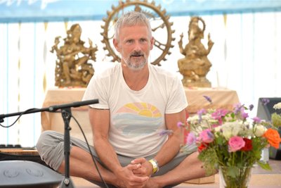 Yogalehrer Holger Lieberenz (Ramadhuta) aus Dresden beim morgendlichen Wake up am Samstag zum Ananda-Spirit-Festival in Burkersdorf.