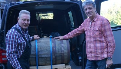 Wolfgang Lückert (links) und Thomas Engler mit dem 100-Liter-Fass Whisky für das Schaubergwerk Grube Tannenberg. 