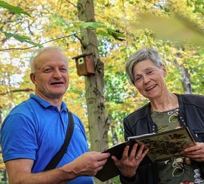 Lutz Röder vom Nabu und Vogelschützerin Christina Lauterbach können viel über die Vogelvielfalt im Küchwald berichten. 