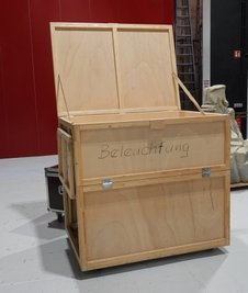 In dieser Holzkiste wird der Vorhang nach Gebrauch verstaut.