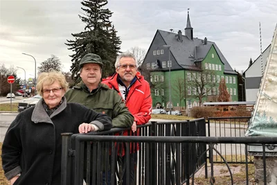 Heidi Wiesner, Tino Zupp und Dr. Torsten Richter (v. l.) vom Heimatverein Neuwelt wollen sich fürs gute Miteinander im Stadtteil stark machen.