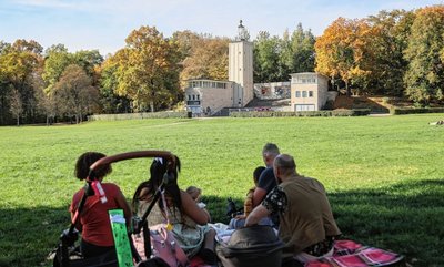 Der Küchwaldpark ist die größte grüne Erholungsoase der Stadt. Der Turm der Küchwaldbühne im Hintergrund ist das Wahrzeichen des Parks. Dahinter auf der Freilichtbühne wird in der warmen Jahreszeit jede Menge Kultur geboten, darunter Theater und Konzerte.