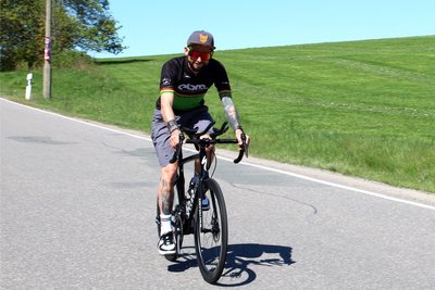 Nussknacker Wilhelm auf Sachsentour mit Radsportler Andy Scholz.